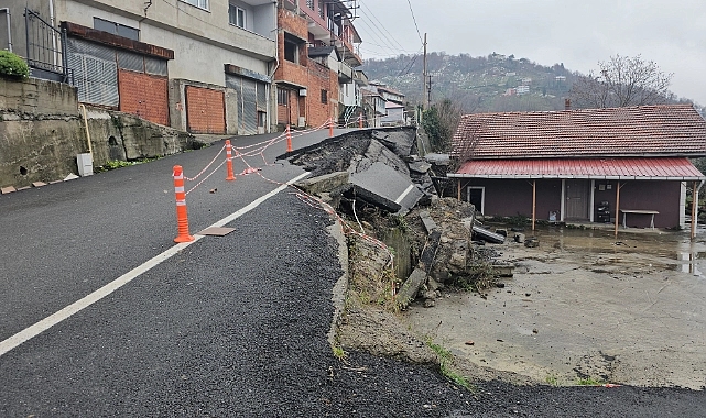 Taşbaca Mahallesi’nde yol çökmesi nedeniyle güvenlik tedbirleri alındı