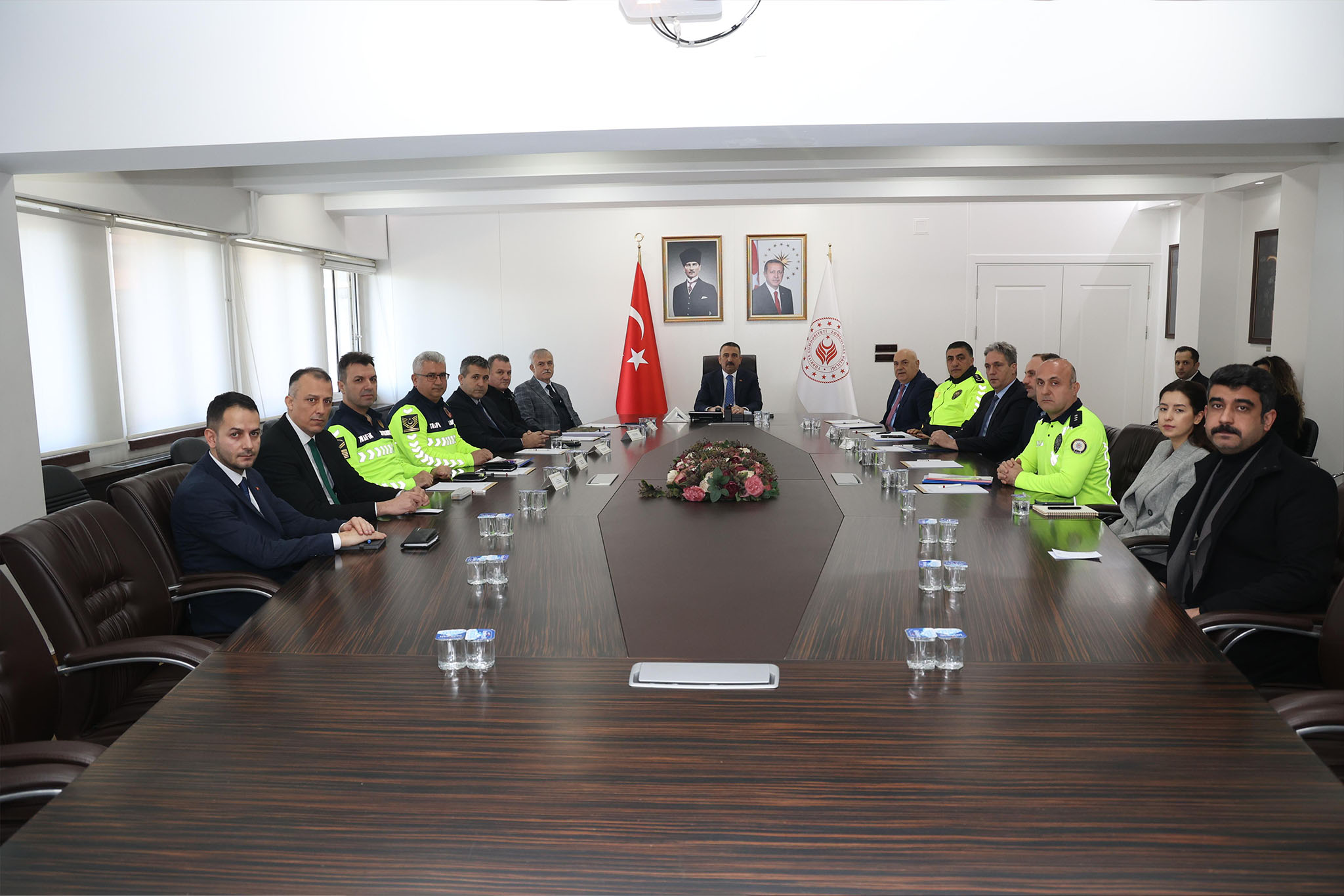 Vali Osman Hacıbektaşoğlu Başkanlığında Trafik Güvenliği Toplantısı Gerçekleştirildi