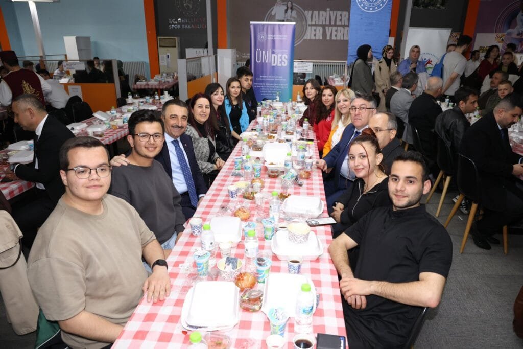 Vali Hacıbektaşoğlu, Üniversite Öğrencileriyle İftar Programında Buluştu