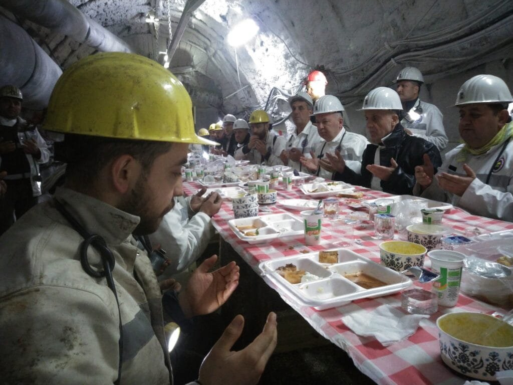 Türk-İş Başkanı Ergün Atalay, Madencilerle 600 Metre Derinlikte İftar Yaptı