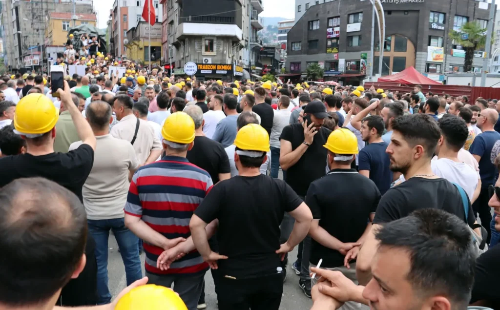 Madenciler bir kez daha sokağa iniyor