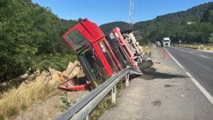 Sapça mevkisinde tomruk yüklü tır devrildi