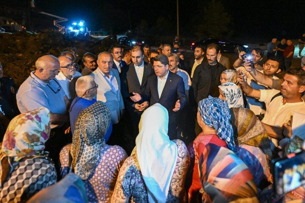 Adalet Bakanı Yılmaz Tunç’tan Bartın’daki yangın sonrası geçmiş olsun ziyareti