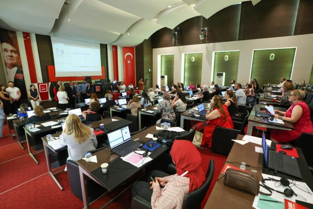 CHP Lideri Özgür Özel, Çağrı Merkezi Gönüllülerini Ziyaret Etti