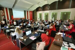 CHP Lideri Özgür Özel, Çağrı Merkezi Gönüllülerini Ziyaret Etti