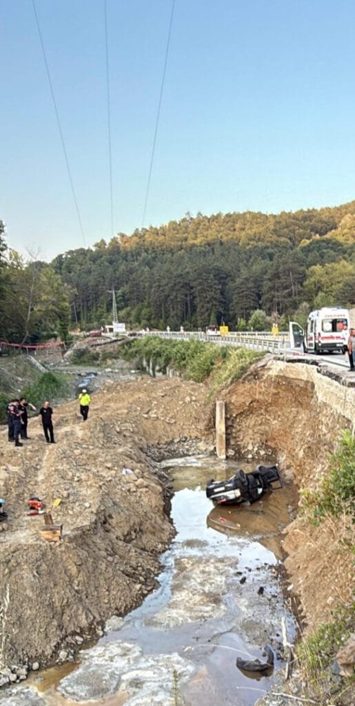Otomobil dereye devrildi: Baba ve oğlu hayatını kaybetti