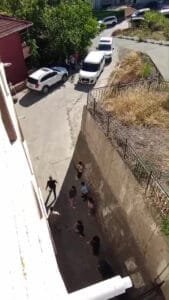 Polisten kaçarken bacaya atladı, ikinci katta sıkıştı