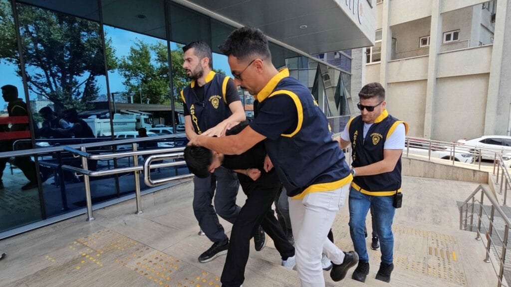 ‘Adınız soruşturmaya karıştı’ diyerek 2,7 milyon lira dolandırdılar: 3 şüpheli yakalandı