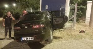 Alkollü sürücü virajı alamayıp elektrik trafosuna çarptı