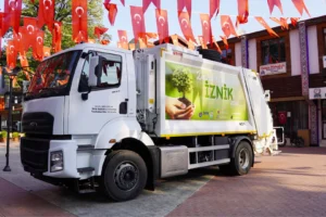 Bursa İznik'e bakanlıktan hibe çöp kamyonu