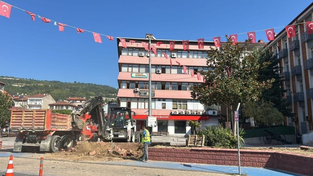 Cumhuriyet Meydanı’nda yenileme çalışmaları devam ediyor