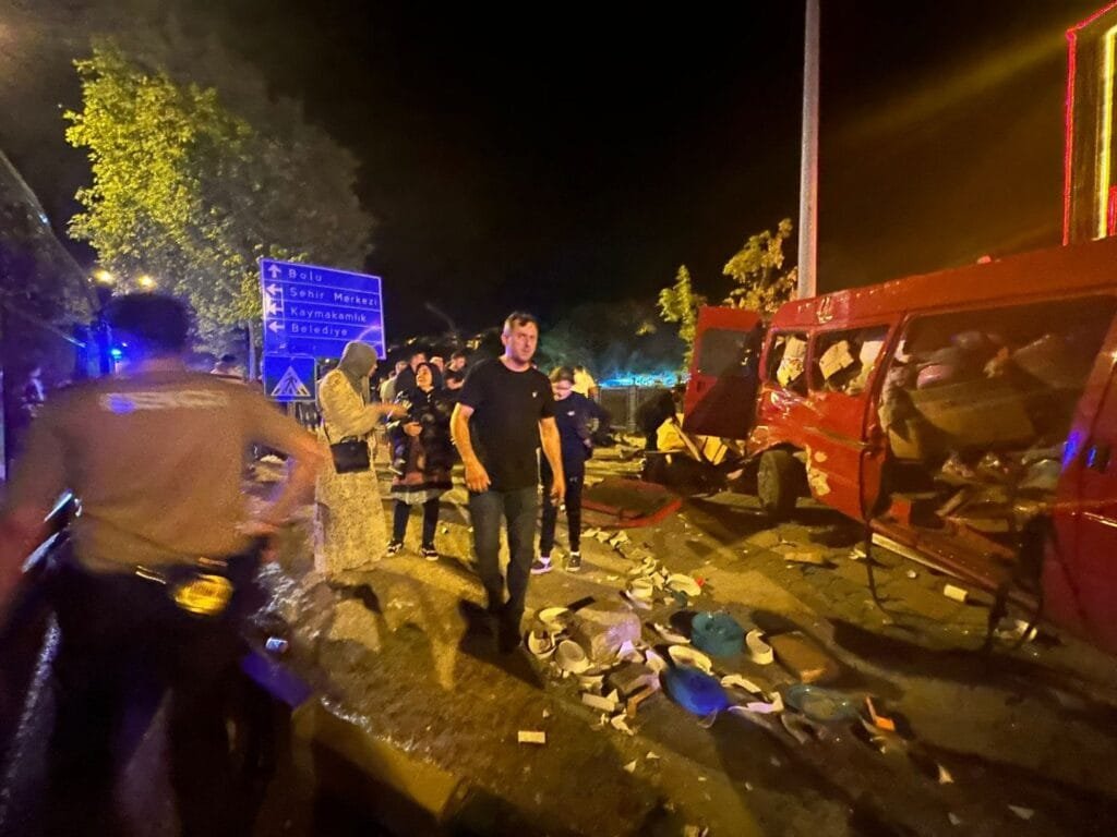 Devrek’te yolcu otobüsü ile minibüs çarpıştı: 2 yaralı