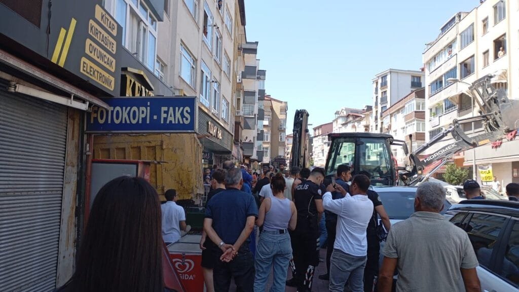 Ereğli’de freni patlayan kamyon dükkana daldı: O anlar kamerada