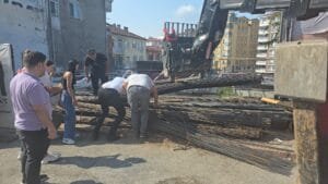 Ereğli’de nefes kesen kurtarma: Yavru kedi hayata tutundu