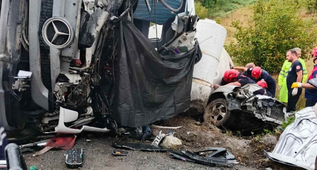 Kontrolden çıkan beton mikseri devrildi: 1 ölü, 1 yaralı
