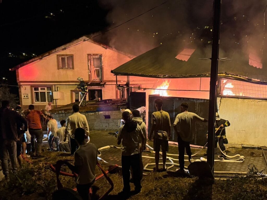 Zonguldak’ta alevler gökyüzünü sardı, 4 ev yandı