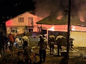Zonguldak’ta alevler gökyüzünü sardı, 4 ev yandı