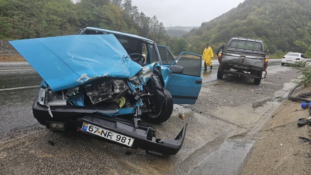 Zonguldak’ta belediye aracına çarpan otomobil hurdaya döndü: Anne ve oğlu yaralandı