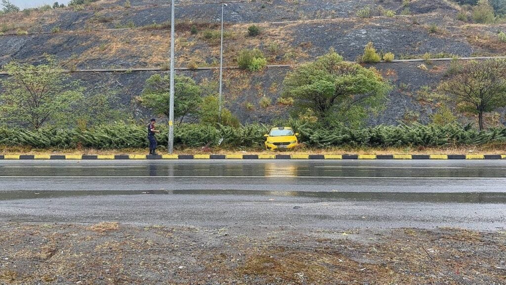 Ticari taksi aydınlatma direğine çarptı, sürücü yaralı