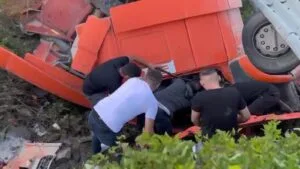 Zonguldak-Ereğli yolunda tır devrildi: 1 yaralı