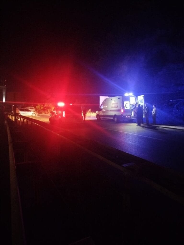 Zonguldak’ın Ereğli ilçesinde iki otomobilin çarpışması sonucu meydana gelen trafik kazasında 2 kişi yaralandı.