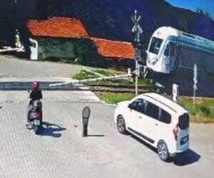 Zonguldak’ta yolcu treni motosiklete çarptı: Sürücü yaralandı
