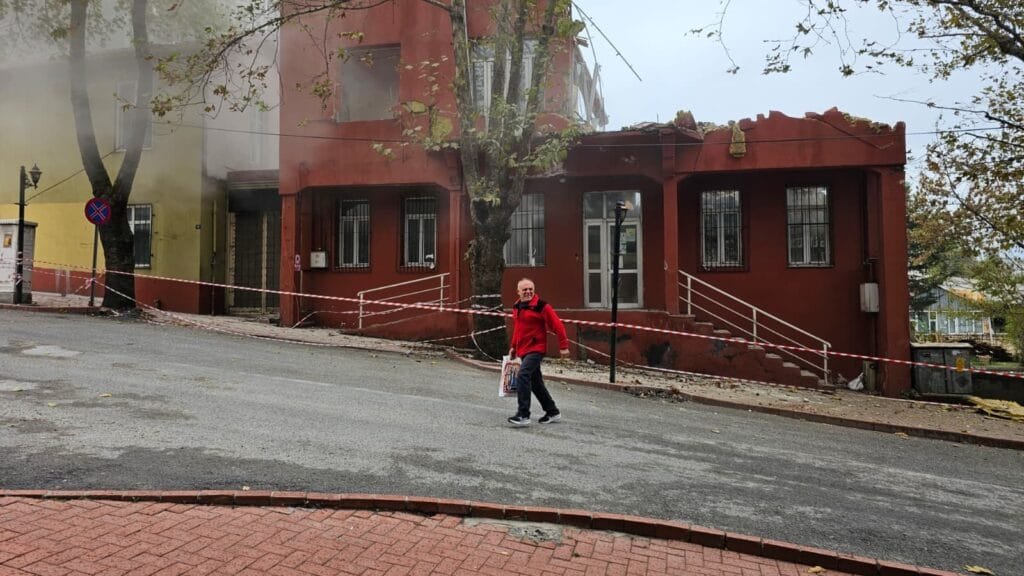 Kontrollü yıkım sırasında yürekler ağza geldi