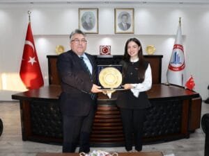 Rektör Özölçer “Yılın Doktora Tezi” Ödülü Sahibi Dr. Öğr. Üyesi Timur’u makamında kabul etti