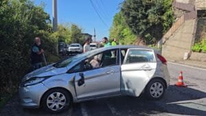 Takla atan otomobilden anne ve 5 yaşındaki çocuğu yaralı kurtuldu