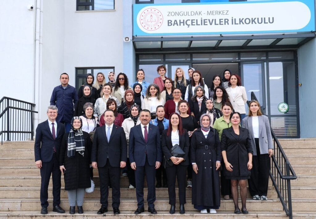 Vali ve eşinden Bahçelievler İlkokulu ziyareti