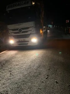 Zonguldak’ta açık dorseli tır elektrik tellerini kopardı