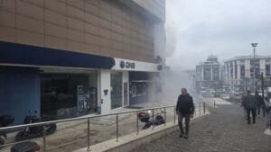 AVM’den yükselen dumanlar paniğe neden oldu