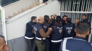 BAL maçında kırmızı kart sonrası saha karıştı: Antrenör ve yönetici polise saldırdı