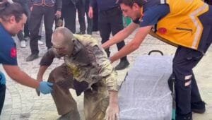 Devrek Kaymakamlığı önünde dehşet anları, kendini ateşe verdi