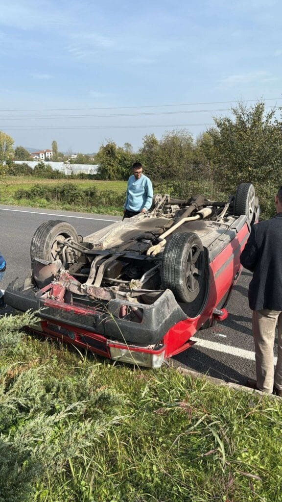 Düz Yolda Kontrolden Çıkan Otomobil Taklalar Attı