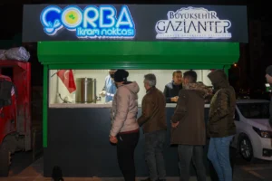 Gaziantep’te 39 noktada sıcak çorba ikramı
