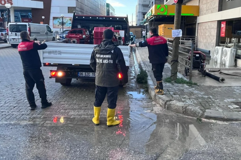 İzmir'de erken önlemler taşkını önledi
