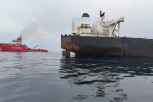 Karadeniz'de patlama yaşayan 'KAIROS'ta yangın söndürüldü… VIRAT'ın çeki operasyonu sürüyor