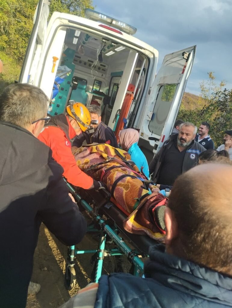 Köy muhtarı 30 metrelik yükseklikten düşerek yaralandı
