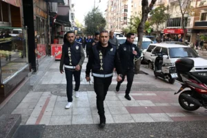 Manisa’da kaldırım işgallerine zabıta müdahalesi