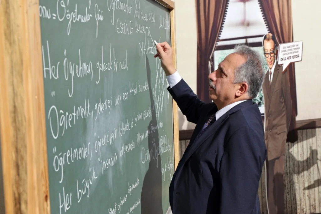 Mustafa Yalçın'dan 'Öğretmenler Günü' mesajı