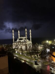 Şimşekler geceyi aydınlattı