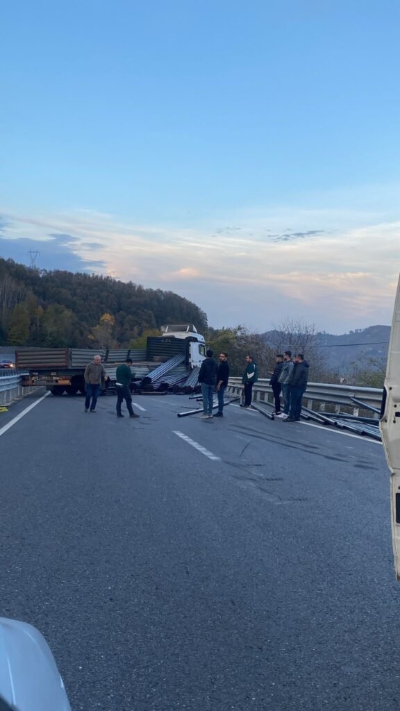 Zonguldak-Ereğli Yolunda Tır Bariyerlere Çarptı: Demirler Yola Saçıldı, Trafik Durdu