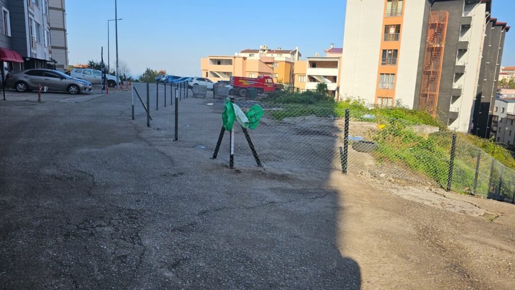 Zonguldak’ta kamulaştırma bedeli ödenmeyen yol için arsa sahipleri çit çekti