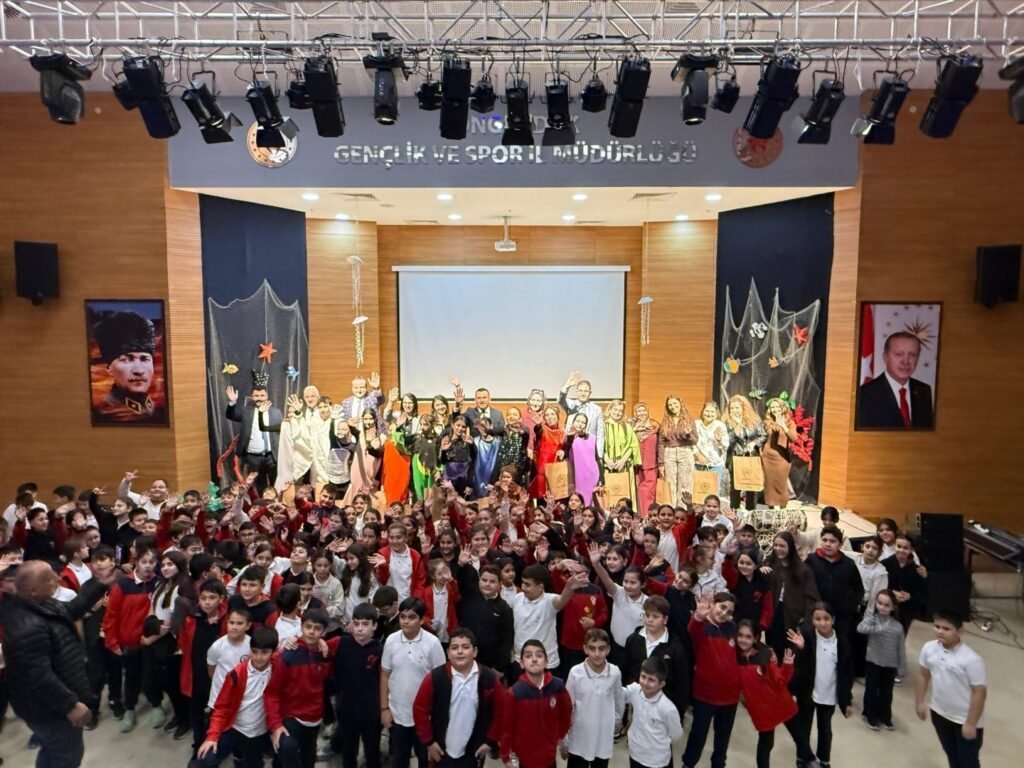 Zonguldak’ta Gençlik Merkezinden Anlamlı Müzikal: “Küçük Kara Balık” Sahnelendi