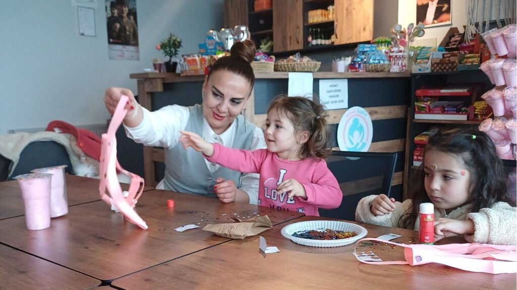Anne Kafe’de bayram feneri yapımı etkinliği renkli anlara sahne oldu