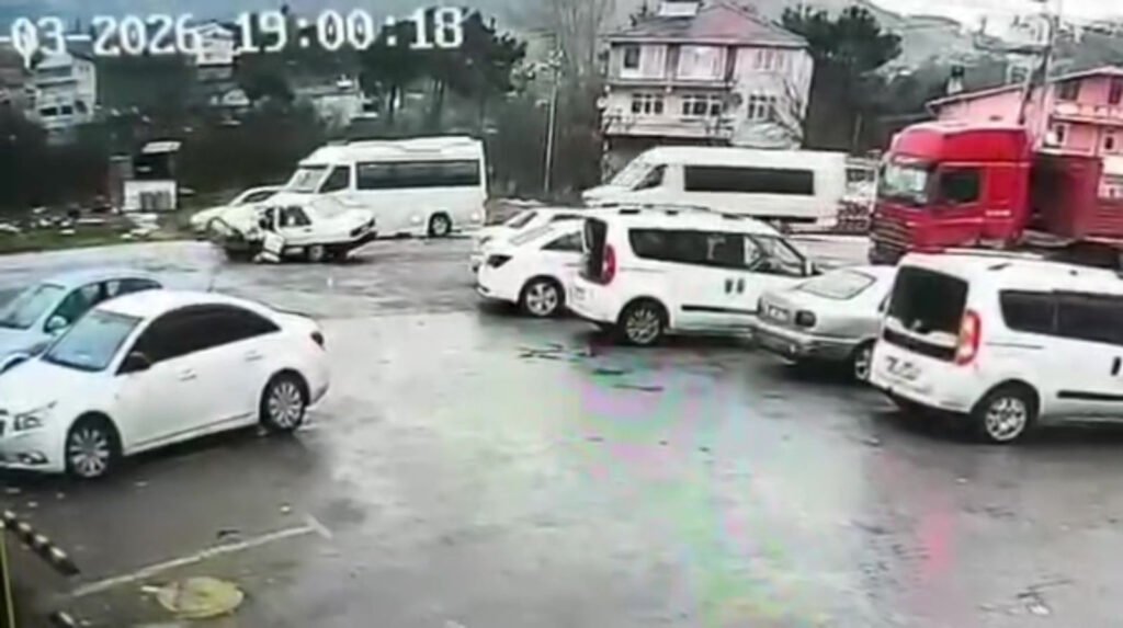 Ereğli’de işçi servisi ile otomobil çarpıştı: 1’i ağır 6 kişi yaralandı