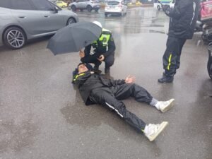 Komiserden Örnek Davranış: Yaralı Kuryenin Başından Ayrılmadı