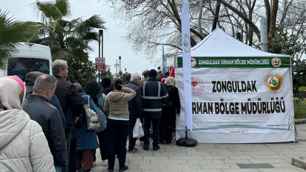 Zonguldak’ta orman haftasında fidan izdihamında kalabalık caddeye taştı