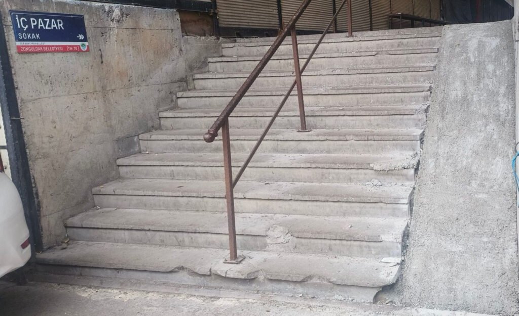 Zonguldak’ta pazar yerine yapılan engelli rampaları tepki çekti